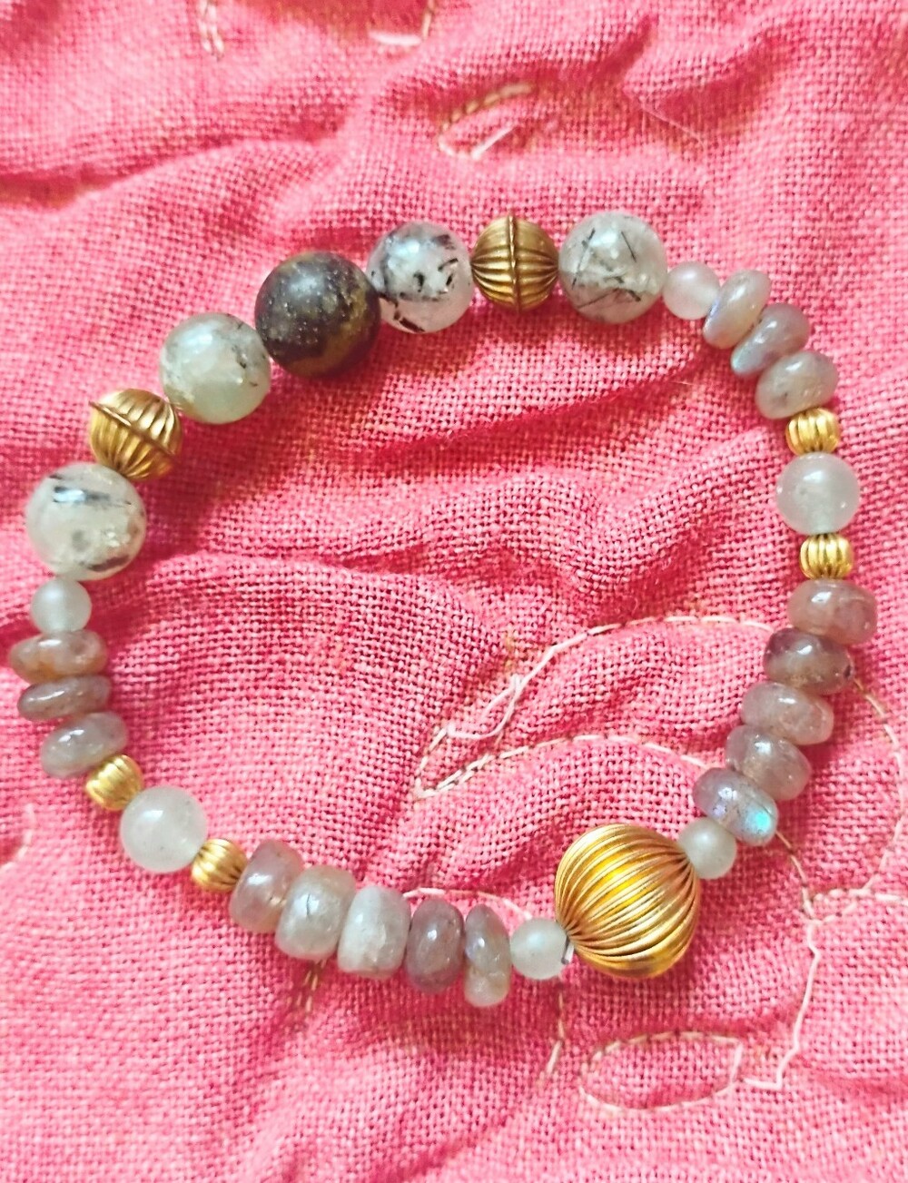 Handmade 'Fresh Greens' Stone Stretch Bracelet - Picture 3 of 5